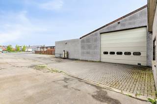 Bedrijfsgebouw op zichtlocatie nabij de op-en afrit van de E403, Roeselare-Tielt-Ardooie.<br /><br />Grondoppervlakte: ca. 5.874m²<br />Straatbreedte: ca. 55m<br /><br />* Bedrijfsgebouw vooraan:<br />- Oppervlakte: ca. 1.040m²<br />> Toonzaal/bureel vooraan: ca. 50m²<br />> Loods: ca. 986m² waarvan ca. 193m² burelen/vergaderzaal, sanitair en berging<br />- Bouwjaar bedrijfsgebouw: vermoedelijk jaren '80<br />- Bouwjaar woning: vermoedelijk jaren '80<br />- Hoogte loods: ca. 4,25 tot 5,25m<br />- Poorten: op de voorzijde 2 poorten van ca. 3,5x3,5m en 1 poort op zijgevel van ca. 4,6mBx4,3mH<br />- Betonvloer<br />- Metalen dakgebinte met lichtkoepels<br />- 3x220V<br /><br />* Vrijstaand recent kantoor van ca. 36m²<br /><br />* Bedrijfsgebouw achteraan:<br />- Oppervlakte: ca. 1.130m²<br />> Loods: ca. 993m²<br />> Bureel gelijkvloers: ca. 37m²<br />> Dienstenruimtes gelijkvloers: ca. 32m² - voorzien van 2 douches, 2 toiletten<br />> Burelen/vergaderzalen op verdiep: ca. 150m²<br />- Bouwjaar: ca. 1995-1996<br />- Hoogte: ca. 3,3 tot 3.6m over ca. 8m - ca. 3,6m tot 6,35m over ca. 23m<br />- Poort: ca. 5mBx4,1mH<br />- Gepolierde betonvloer<br />- Lichtstraten<br />- Geïsoleerd<br /><br />Gelegen in zone voor ambachtelijke bedrijven en KMO's volgens het gewestplan.<br /><br />Bent u op zoek naar bedrijfsvastgoed bestaande uit een bedrijfsgebouw te huur in Ardooie? Aarzel dan niet om ons te contacteren op het nummer 051 21 22 23.<br /><br />Bestuursmaatregelen in het maatregelenregister: nee