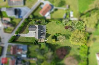 Ruime villa op ca. 4.500m² bestaande uit inkomhal, ruime living met open haard, bibliotheek en eetplaats, ruime ingerichte keuken, wasplaats,...