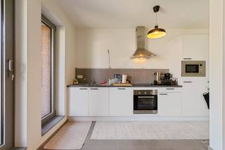 Brussel: Appartement (82m²) met 2 slaapkamers en terras. Gelegen in de nabijheid van het openbaar vervoer en op wandelafstand van scholen en winkels.<br /><br />Het appartement bestaat uit een inkomhal met apart toilet, ruime woonkamer met open keuken, berging, 2 slaapkamers, 1 badkamer, 1 douchekamer.<br />De keuken is volledig uitgerust en voorzien van hoogwaardig materiaal.<br /><br />Daarbovenop geniet u van een terras, een kelder en autostaanplaats inbegrepen in de huurprijs. <br /><br />De provisie bedraagt 150 euro en omvat het onderhoud van de gemeenschappelijke delen. <br /><br />Wenst u dit pand te bezoeken? Dien dan meteen uw bezoekaanvraag in op onze website.