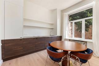 Vous cherchez un appartement prêt à l'emploi avec du caractère et du confort ? Cet appartement de 2 chambres à coucher, récemment rénové et entièrement meublé, situé au 113 Mechelsesteenweg, est exactement ce qu'il vous faut. Grâce à sa situation centrale, les magasins, les restaurants, les transports publics et les principales voies d'accès se trouvent à proximité immédiate.Avantages :- Récemment rénové- Entièrement meublé- Éléments authentiques combinés à des finitions modernes- Hauts plafonds et lumière naturelle abondanteLe hall d'entrée donne accès à un espace de vie spacieux et lumineux, où les hauts plafonds, les moulures élégantes et les finitions de haute qualité attirent immédiatement l'attention. L'espace atmosphérique combine un charme authentique avec un confort de vie contemporain et bénéficie d'une lumière naturelle agréable grâce aux grandes fenêtres. La cuisine design ouverte s'intègre parfaitement à l'espace de vie et est entièrement équipée d'appareils électroménagers de qualité et d'un grand espace de rangement.De plus, l'appartement dispose d'une chambre principale spacieuse et d'une seconde pièce plus petite qui pourrait parfaitement servir de bureau, de dressing ou de chambre d'amis. La salle de bains présente une finition moderne et est équipée de tout le confort contemporain.L'appartement est loué entièrement meublé, ce qui vous permet d'emménager immédiatement sans investissement supplémentaire.Intéressé(e) ?Remplissez vos coordonnées via notre site web afin que le gestionnaire de dossiers de l'agence immobilière Sinjoor puisse vous contacter dans les plus brefs délais.