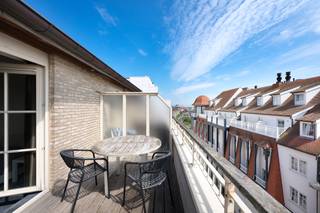Dit zonovergoten appartement, gelegen in een rustige zijstraat van het Stübbenpark, bevindt zich op steenworp afstand van het strand.<br /><br />Indeling: Benedenverdieping: Een gezellige woonkamer met toegang tot een zonnig terras. Vestiaire en gastentoilet. Een ruime, volledig uitgeruste open keuken met eethoek en een berging met aansluiting voor een wasmachine.<br />Op de verdieping: 3 ruime slaapkamers, waarvan 1 met toegang tot het ruime zuidgerichte terras, een badkamer met ligbad, douche en dubbele wastafel, en nog een aparte douchekamer.<br />Inclusief fietsenstalling in het gebouw.<br /><br />Mogelijkheid tot aankoop van een afgesloten garagebox op de begane grond.