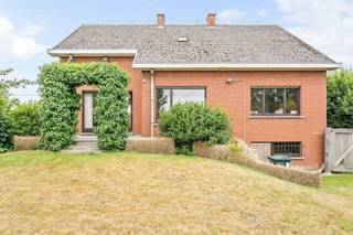 Te koop: ruime gezinswoning met 4 slaapkamers en dubbele garageDeze ruime gezinswoning combineert lichtrijke leefruimtes, vier volwaardige slaapkamers, een dubbele garage en voldoende bergruimte.Wat maakt dit pand uniek?De woning beschikt over aangename leefruimtes en een praktische indeling voor het hele gezin. De vier ruime slaapkamers bieden volop mogelijkheden voor kinderkamers, een bureau, hobbyruimte of logeerkamer.Een belangrijke troef is de dubbele garage, ideaal voor meerdere wagens, fietsen en extra opslag. Daarnaast is er nog een afzonderlijke berging aanwezig. Buiten vindt je een gezellige tuin. Voor wie is dit ideaal?Ideaal voor gezinnen of ruimtezoekers die op zoek zijn naar vier slaapkamers, veel bergruimte en een dubbele garage.Te koop via Immo Beguin, jouw vastgoedexpert sinds 2009.Meer info of bezoek aanvragen via: arne@immobeguin.be