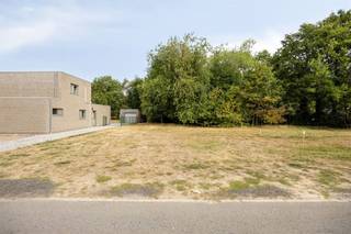 <p><span>Knappe bouwgrond op een rustige locatie! </span></p><p><span> </span></p><p><span>Mooi perceel bouwgrond (1414m²) waar een ruime gezinswoning op kan gerealiseerd worden. </span></p><p><span><br />Deze bouwgrond is voorzien voor het realiseren een open bebouwing, waarbij de gevel tot wel 10 meter breed mag zijn. </span></p><p><span>Dit maakt dat er een zeer ruime woning kan gebouwd worden. </span></p><p><span> </span></p><p><span>En de locatie, die is top! </span></p><p><span>Zeer rustig gelegen daar de Preterstraat een autoluwe straat is, doch dichtbij alles wat u maar nodig heeft. </span></p><p><span>Winkels, scholen, bakker,... evenals de verbindingswegen die u dagdagelijks moet gebruiken. </span></p><p><span><br />Zie je jezelf hier al wonen? Neem contact op voor meer info via info@immolivit.be of 016 15 31 15. </span></p><p><span> </span></p><p><span> </span></p>