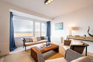 Appartement bien situé dans un emplacement de premier choix sur Albertplein dans le Zoute, avec des vues frontales sur la mer et un accès facile aux magasins, aux restaurants et la digue.<br /><br />En entrant dans l'appartement, vous accédez à un hall d'entrée spacieux, équipé d'un vestiaire/rangement et d'une toilette pour les invités. Le salon et la salle à manger, lumineux et spacieux, sont adjacents à l'appartement et offrent une vue magnifique sur la mer.<br /><br />La cuisine semi-ouverte est pratique et équipée de tout le confort moderne. L'appartement dispose également de trois chambres spacieuses et de deux salles de bains, ce qui en fait une résidence principale ou secondaire idéale.<br /><br />À l'arrière, il y a une grande terrasse ensoleillée, idéale pour profiter du calme et de la tranquillité. Il y a également un placard de rangement supplémentaire.<br /><br />PEB: 234 kWh/m²/an - UC: 3653130