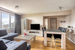 Gezellig appartement met terras en 2 slaapkamers<br /><br />Dit appartement beschikt over een inkomhal, een lichtrijke woonkamer, een ingerichte keuken met rechtstreekse toegang tot het terras, een nachthal, twee slaapkamers een badkamer en aparte toilet.<br /><br />Dankzij de praktische indeling en het aangename terras geniet u hier van comfortabel wonen op een gunstige ligging.<br />Er is een private kelder en een garagebox aanwezig.<br /><br />Interesse? Plan zelf eenvoudig uw bezoek in via www.woonkantoor.be.<br />Voor meer info: antony@woonkantoor.be - 0473/63.93.69