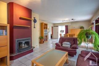 <p><span>Halfopen laagbouw woning met ingerichte zolderverdieping (3 a 4 slaapkamers) gelegen in de rust en het groen op wandelafstand van centrum Gooreind</span></p><p><span> </span></p><p><span>Deze grotendeels gerenoveerde gezinswoning is gelegen nabij het centrum van Gooreind met winkels, openbaar vervoer,.... en omgeven door de rust en het groen. Vanuit deze autoluwe straat is er een vlotte verbinding via diverse invalswegen.</span></p><p><span>Voor ontspanning en natuur hoef je niet ver met verschillende bossen, parken en verenigingen in de directe omgeving. </span></p><p><span> </span></p><p><span>Het betreft een halfopen gezinswoning met tuin, garage en oprit voor meerdere wagens. </span></p><p><span>Via de centrale inkomhal met gastentoilet betreden we de ruime woning. De leefruimte met veel natuurlijke lichtinval ligt vooraan en heeft een haard voor extra gezelligheid. De gerenoveerde badkamer met inloopdouche, extra toilet en lavabo bevinden zich ook op het gelijkvloers. De volledig geïnstalleerde leefkeuken ligt achteraan en geeft via de grote schuifraam uit op terras en tuin. Verder zijn er nog twee extra ruimtes die gebruikt kunnen worden als bureel, slaapkamer, hobbyruimte,...</span></p><p><span>Via de wasplaats/technische ruimte heb je ook rechtstreeks toegang tot de garage. </span></p><p><span>Op de verdieping hebben we drie slaapkamers, een ruime slaapkamer met dressing, twee slaapkamers met ingemaakte kasten en een toilet met lavabo. </span></p><p><span>Rondom de woning een volledig afgesloten tuin en een handig tuinhuis voor het opbergen van spullen. </span></p><p><span> </span></p><p><span>EPC label C</span></p><p><span>Open haard</span></p><p><span>Zonnepanelen met groene stroomcertificaten</span></p><p><span>Kindvriendelijke omgeving</span></p><p><span>Instapklaar</span></p><p><span>Vele mogelijkheden</span></p><p><span> </span></p><p><span>Wil je gelijkvloers wonen met veel extra ruimte of zoek je meer plaats met je gezin? In deze kindvriendelijke, rustige en groene omgeving kies je zelf wat het beste bij je past, wij begeleiden jullie graag.</span></p><p><span>Ook voor een waardebepaling van je eigen woning kan je bij ons terecht.</span></p><p><span> </span></p><p><span>Contacteer Immo Matrix-Kolum voor meer info en plan uw bezoek.</span></p><p><span> </span></p>