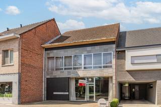 <h3><span>Ruimte, mogelijkheden en een locatie die altijd aantrekkelijk blijft</span></h3>
<p><span>Sommige woningen vallen op door hun afwerking, andere door hun potentieel. Deze eigendom combineert vooral ruimte, een uitzonderlijk centrale ligging en een indeling die klaar is voor een nieuwe invulling.</span></p>
<p><span>Met een bewoonbare oppervlakte van 227 m², een handelsruimte van ongeveer 40 m², drie slaapkamers, een garage en een ruime tuin beschikt deze woning over alle noodzakelijke ingrediënten voor comfortabel wonen. De bestaande ruimtes zijn royaal opgevat en laten toe om een eigentijdse woning te creëren die volledig aansluit bij uw eigen woonstijl.</span></p>
<p><span>De leefruimte en keuken vormen vandaag de basis van de woning, terwijl de handelsruimte aan de voorzijde tal van mogelijkheden opent voor zelfstandigen, vrije beroepen of wie behoefte heeft aan een extra werk- of hobbyruimte.</span></p>
<p><span>Op de verdieping bevinden zich drie slaapkamers en een badkamer. De indeling maakt het mogelijk om de woning stap voor stap te moderniseren en tegelijkertijd haar karakter en ruimtegevoel te behouden.</span></p>
<p><span>De zuidwestgerichte tuin vormt een aangename buitenruimte waar u op elk moment van de dag kunt genieten van zon en rust. Een plek waar kinderen kunnen spelen, waar tuinliefhebbers zich kunnen uitleven of waar u simpelweg kunt ontspannen.</span></p>
<p><span>De woning vraagt renovatie, maar precies daarin schuilt de meerwaarde. U krijgt de kans om een woning met stevige basis volledig naar eigen smaak en hedendaagse normen vorm te geven.</span></p>
<p><span>Een eigendom voor wie verder kijkt dan vandaag en de mogelijkheden van morgen ziet.</span></p>