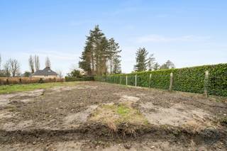 TOPGELEGEN mooi afgewerkte Half-Open NIEUWBOUWWONING - 6% BTW mogelijk! Direct instapklaar en kwalitatief afgewerkt, zonnepanelen. Indeling: inkom...