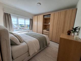 Instapklare, energiezuinige en hedendaagse gezinswoning met 4 slaapkamers ( + 5de kamer die kan dienst doen als kleine slaapkamer, bureau of dressing) en 2 badkamers, gelegen op een perceel van 164 m² met een aangename oostgerichte tuin van circa 90 m².
De woning werd quasi volledig gerenoveerd tussen 2021 en 2026 met onder meer een vernieuwd dak met sterke isolatie, vernieuwde centrale verwarming, ramen, elektriciteit, isolatie, keuken en badkamer, muren en vloeren, ...
Asbestveilig, elektriciteit conform, EPC B
Uitstekende ligging nabij het centrum met winkels en scholen dichtbij en daardoor in combinatie met de slaapkamers en bewoonbare oppervlakte ideaal voor gezinnen.
Praktische afzonderlijke fietsen-/bergruimte naast de inkom en droge kelder aanwezig.
Heel veel parkeergelegendheid om de hoek.
Neem gerust contact op om een plaatsbezoek in te plannen! 0470 85 20 71
GEEN IMMO