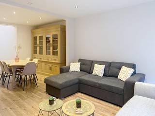 Située dans la rue Schippersstraat 9, au cœur d'Ostende, cette maison mitoyenne prête à emménager est à louer.La maison bénéficie d'un emplacement central, à quelques pas des commerces, des restaurants et des transports en commun, et offre une expérience de vie agréable grâce à son aménagement bien pensé.DispositionRez-de-chaussée- hall d'entrée- Espace de vie- cuisine ouverte avec appareils électroménagers1er étage- chambre 1- salle de bain avec lavabo, toilettes, douche à l'italienne- buanderie/autre2e étage- chambre 2- espace mansardé/chambre supplémentaireSupplémentaire- sous-solVous êtes intéressé par cette propriété à louer à Ostende ? Rendez-vous sur le site www.dewaele.com, cliquez sur le bien que vous souhaitez louer. À l'aide du bouton rouge « demandez votre visite », nous vous demandons de remplir brièvement un profil. Ensuite, nous vous contacterons pour une visite. Les rendez-vous ne peuvent pas être pris par téléphone.