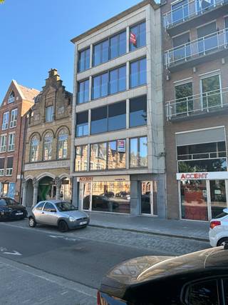 Ruime en goed onderhouden appartement met zicht op het Colaertplein.Via inkomportaal met verstiaire en apart toilet krijg je toegang tot ruime,...