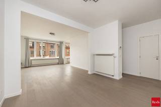 Dit appartement is gelegen op de tweede en bovenste verdieping van een mooi onderhouden gebouw (zonder lift). Op wandelafstand van supermarkten, leuke restaurantjes en het centrum van Boechout. <br /><br />TE BEZOEKEN DOOR VOLGENDE LINK IN TE VULLEN: https://mijnhuurprofiel.be/property/63a02774-5603-4bd5-88c4-971aebca9a06/login?subdomain=reds<br /><br />Het appartement heeft een mooi zicht op de molen van Boechout en heeft geen inkijk van buren. Indeling: leefruimte op een parketvloer, een open ingerichte keuken met alle toestellen inclusief wasmachine en droogkast, een zuid georiënteerd terras, 1 slaapkamer, 1 dressing/bureau/hobbyruimte en een ingerichte badkamer met douche, lavabo en toilet. Er is dus maar 1 slaapkamer mogelijk!<br /><br />Bij het appartement hoort een private kelder en een deel van de garage (enkel te gebruiken als fietsenstalling). De auto dient u te parkeren op openbaar terrein. De gemeenschappelijke kost bedraagt 30 euro/maand. <br /><br />- Beschikbaar vanaf 1 aug<br />- 3 maanden huurwaarborg<br />- Nutsvoorzieningen op naam huurder<br />- Plaatsbeschrijving op gedeelde kosten<br /><br />Bent u benieuwd? Aarzel niet en maak een afspraak met Jakob op jakob@reds.be