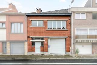 <p>Deze gesloten bebouwing in Machelen combineert ruimte, comfort en een praktische indeling op een rustige ligging vlak bij het centrum en de invalswegen. De woning werd volledig gerenoveerd in 2013 en biedt vandaag een instapklaar geheel met vier slaapkamers, een ruime loods en een veelzijdige tuin van 469 m². Dankzij de zonnepanelen en warmtepomp geniet u bovendien van extra energiezuinigheid en hedendaags wooncomfort. De combinatie van wonen, opslagruimte en buitenruimte maakt dit huis bijzonder interessant voor gezinnen of zelfstandigen die extra plaats zoeken. Een residentiële ligging met vlotte bereikbaarheid vormt hier een extra troef.</p>

<p><strong><u>Belangrijkste ruimtes:</u></strong><br />• Inkomhal (13,3 m²) met toegang tot de verschillende leefruimtes<br />• Gezellige living (28,5 m²)<br />• Functionele keuken (11,6 m²)<br />• Badkamer (4,4 m²)<br />• Vier slaapkamers van 8,2 m², 14,54 m², 17,8 m² en 24,5 m²<br />• Nachthal (9,5 m²)<br />• Kelder (47,4 m²)<br />• Ruime loods/hangar (94 m²) geschikt voor stockage, hobby of professioneel gebruik<br />• Grote tuin (469 m²)</p>

<p><strong><u>Troeven:</u></strong><br />• Volledig gerenoveerde woning sinds 2013<br />• Zonnepanelen en warmtepomp voor extra energie-efficiëntie<br />• Grote loods en ruime tuin op rustige ligging nabij centrum Machelen</p>

<p><span>Meer informatie of een bezoek met Margaux Mulkers? Contacteer ons via +3223351114<br />J</span>OUW DROOMHUIS. ZO GEVONDEN!</p>