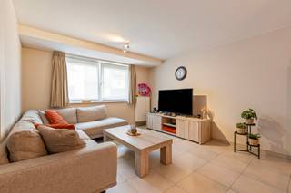 <p><strong>Centraal gelegen stadswoning met twee slaapkamers en ruim terras te huur in Waregem</strong></p>

<p>Op een uitstekende locatie, op slechts twee minuten wandelen van het station, bevindt zich deze instapklare stadswoning met een aangenaam en zonnig terras. Dankzij de ligging in het centrum van Waregem zijn winkels, scholen en openbaar vervoer vlot bereikbaar.</p>

<p><strong>Indeling</strong><br />Het appartement beschikt over een aparte inkomhal met vestiaire, een lichtrijke woonkamer met gezellige zithoek en een open, volledig uitgeruste keuken. Verder zijn er twee ruime slaapkamers, een badkamer met ligbad/douche en lavabo, een apart toilet en een praktische berging/wasplaats. Het grote, zonnige terras biedt bovendien directe toegang tot de garagebox.</p>

<p><strong>Troeven</strong></p>

<ul><li>
	<p>Energiezuinig: EPC B</p>
	</li><li>
	<p>Centrale ligging nabij centrum en station</p>
	</li><li>
	<p>Vlotte verbinding met de E17 en de Ring van Waregem</p>
	</li><li>
	<p>Aparte inkom (huisnummer 16), los van het appartement</p>
	</li><li>
	<p>Beperkte syndickosten: €15 per maand</p>
	</li></ul>

<p>Interesse in deze stadswoning? Neem gerust contact op met Indra via <strong>056/61.10.10.10</strong> voor meer informatie of een bezoek.</p>

<p> </p>