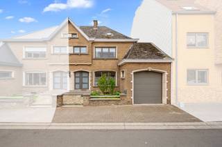 Op zoek naar een centraal gelegen woning met garage en een praktische tuin? Deze woning combineert een praktische indeling met een interessante ligging nabij winkels, scholen, openbaar vervoer en belangrijke verbindingswegen.<br /><br />Bij het betreden van de woning kom je terecht in de inkomhal, die toegang geeft tot de leefruimte, keuken, bergplaatsen, apart toilet en inpandige garage. De woning biedt heel wat functionele ruimte, ideaal voor wie op zoek is naar comfort en opbergruimte. Op de eerste verdieping bevinden zich een nachthal, badkamer met toilet, douche, ligbad en lavabo, twee ruime slaapkamers en extra bergruimten. Dankzij de vaste trap naar de zolderverdieping kan deze perfect gebruikt worden als derde slaapkamer, hobbyruimte, bureau of polyvalente kamer. Achteraan geniet je van een praktische zuidoost gerichte tuin. De woning is gelegen op een perceel van +/- 2a (opmetingsplan in afwerking).<br /><br />De ligging is een absolute troef. Zowel de oprit van de E40 als het station bevinden zich op slechts 1,2 km. Bushaltes, winkels en scholen liggen op wandelafstand, op ongeveer 300 meter. Hierdoor is deze woning bijzonder interessant voor wie centraal wil wonen met alle voorzieningen dichtbij.<br /><br />De woning beschikt over dubbele beglazing, centrale verwarming en 8 cm dakisolatie. Het EPC bedraagt 330 kWh/m², goed voor label D, waardoor er geen renovatieplicht van toepassing is. P-score: A – G-score: A. De woning is momenteel verhuurd. Voor meer informatie of bezichtiging: 054 23 53 83 of info@localsvastgoed.be