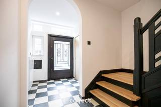 Deze statige stadswoning onderging in 2025 een totaalrenovatie. De woning werd volledig gestript en gerenoveerd naar hedendaagse normen om tot...