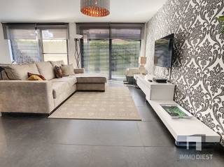 Prachtig gelijkvloers appartement!Dit appartement heeft veel lichtinval door de grote ramen in de leefruimte. Het is afgewerkt met de beste...