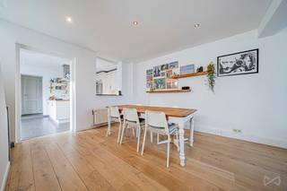 We Invest presenteert u dit prachtige, smaakvol gerenoveerde huis op een ideale locatie in Halle. Met een woonoppervlakte van 140 m² op een...