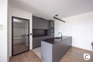 <p><span>Exclusief wonen met adembenemend zicht over Antwerpen!</span></p><p><span>Op zoek naar een stijlvolle stadswoning waar architectuur, comfort, groen en een panoramisch uitzicht samenkomen? Dit prachtige appartement op de 10de verdieping van de prestigieuze Residentie Louise-Marie biedt een unieke woonbeleving op een strategische locatie in Antwerpen.</span></p><p><span>Residentie Louise-Marie werd gerealiseerd in 2022 naar een ontwerp van het gerenommeerde POLO architects. De twee elegante woontorens worden verbonden door een indrukwekkende glazen wand en omringd door een sfeervolle parktuin met groene zones, meerstammige bomen en prachtige waterpartijen. Het akoestische scherm zorgt bovendien voor een aangenaam en rustig woonklimaat, ondanks de centrale ligging.</span></p><h3><span>Strategische ligging</span></h3><p><span>De ligging aan de Karel Oomsstraat, vlak bij de Desguinlei, combineert het beste van twee werelden: de energie van de stad en het comfort van een rustige woonomgeving. Het bruisende Antwerpen-Zuid, met zijn uitgebreide aanbod aan winkels, restaurants, cafés, cultuur en ontspanning, bevindt zich vlakbij. Ook het openbaar vervoer en de belangrijkste invalswegen zijn vlot bereikbaar.</span></p><p><span>Dankzij de nabijheid van het Hertogenpark en de groene inrichting van de residentie beschik je bovendien over aangename plekken om even aan de stadsdrukte te ontsnappen.</span></p><h3><span>Licht, ruimte en een uniek panorama</span></h3><p><span>Bij het betreden van het appartement valt meteen het ruimtelijke en lichte karakter op. De leefruimte geniet dankzij de grote raampartijen van een overvloed aan natuurlijk licht en werd afgewerkt met een warme parkettegel die zorgt voor een verfijnde en eigentijdse uitstraling.</span></p><p><span>Via een schuifdeur bereik je het absolute pronkstuk van deze woonst: het ruime terras met een adembenemend panoramisch uitzicht over Antwerpen. Dankzij de schuifbare ramen kan je binnen- en buitenruimte optimaal met elkaar verbinden en vormt de iconische skyline het hele jaar door een uniek decor. Van een rustige ochtendkoffie tot een aperitief bij zonsondergang: hier geniet je elke dag van een uitzicht dat nooit verveelt.</span></p><p><span>De moderne open keuken sluit naadloos aan bij de leefruimte en werd luxueus afgewerkt met een composiet werkblad, stijlvolle donkere afwerking en hoogwaardige materialen. Het kookeiland vormt bovendien een gezellige centrale plek om te koken en samen te zijn.</span></p><p><span>Verder beschikt het appartement over twee slaapkamers, een moderne badkamer met ruime inloopdouche en lavabomeubel en een afzonderlijk toilet.</span></p><h3><span>Comfort in een groene stadsomgeving</span></h3><p><span>Louise-Marie biedt meer dan alleen een prachtig appartement. De gemeenschappelijke parktuin, het groene plein en de waterpartijen creëren een verrassend rustige omgeving midden in de stad. Als extra troef kunnen bewoners vrij gebruikmaken van de gemeenschappelijke</span><span> </span><span>fitnessruimte.</span></p><p><span>Een autostaanplaats op niveau -2 is optioneel bij aan te kopen voor 35.000.</span></p><h2><span>Troeven</span></h2><p><span>- Panoramisch </span><span>uitzicht over Antwerpen<br />- Riant terras van ca. 23 m² <br />- EPC-label A <br />- Recent gebouw van 2022<br />- Hoogwaardige materialen<br />- gemeenschappelijke fitnessruimte<br />- Verkoop onder 2% registratierechten mogelijk (mits voldoen aan de voorwaarden)</span></p><p><span>Een unieke stadswoning voor wie verlangt naar hedendaags comfort, stijlvolle architectuur en een adembenemend uitzicht. Hier woon je op grote hoogte, met Antwerpen letterlijk aan je voeten.</span></p>