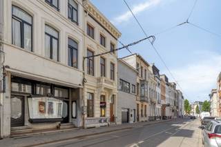 <p><strong>Één-slaapkamerappartement op toplocatie.<br /><br /></strong><strong>Indeling:</strong><br />Dit appartement bevindt zich op de derde verdieping van een karaktervolle herenwoning. Bij binnenkomst betreed je de ruime leefruimte met grote ramen, die zorgen voor een mooie doorstroom van daglicht. In de leefruimte vind je de recente open keuken, uitgerust met een keramische kookplaat, dampkap en inox spoelbak. Verder beschikt het appartement over een apart gastentoilet en een badkamer met douche en lavabo. De aparte slaapkamer biedt dan weer een rustige plek met voldoende ruimte voor een comfortabel ingerichte slaapomgeving.<br /><br /><strong>Bijzonderheden:<br /></strong>Elektrische keuring conform.<br />EPC B.<br />Warmtepomp lucht-lucht.<br />Recente keuken.<br /><br /><strong>Ligging:</strong><br />Gelegen in de Rotterdamstraat, een rustige straat op steenworp afstand van het stadsleven. In de nabije omgeving vind je gezellige cafés, winkels en vlotte verbindingen met het openbaar vervoer. Bovendien ben je slechts enkele minuten verwijderd van de hotspots van Antwerpen, zoals de Meir, Theaterbuurt en Groenplaats.</p>