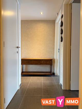 <p><span>Dit ruime appartement is gelegen op de eerste verdieping (geen lift) van een kleinschalige residentie, centraal op het Achter'd Hovenplein. Op wandelafstand van het centrum, terwijl ook de groene omgeving van de Gasthuisdreef en het Uilebos vlot bereikbaar is. Het treinstation bevindt zich op ongeveer 5 km.</span></p><p><span>Indeling:</span></p><p><span>Via de inkomhal, met gastentoilet, kom je in de ruime leefruimte met open keuken (samen 36 m²). De keuken is volledig uitgerust met een keramische kookplaat, dampkap, combi-oven, koelkast met vriesvak, vaatwasser en dubbele spoelbak. Verder beschikt het appartement over een praktische wasplaats met extra opbergruimte, twee ruime slaapkamers van 14 m² en 15 m² en een volledig betegelde badkamer van 8 m². Deze is uitgerust met een inloopdouche, dubbele lavabo met meubel en handdoekdroger. Een absolute troef is het ruime én zuidgerichte terras van maar liefst 25 m², dat vanuit de leefruimte bereikbaar is. Dankzij de elektrische zonneluifel kan je hier ook op zonnige dagen comfortabel genieten.</span></p><p><span>Bij het appartement hoort een aparte garagebox (middelste) achteraan op het perceel. In de garage is elektriciteit aanwezig.</span></p><p><span> </span></p><p><span>Geen vaste kosten.</span></p><p><span>Beschikbaar vanaf 01/11/2026.</span></p>