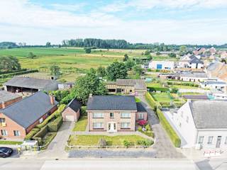 Dit prachtig landhuis dateert uit einde de jaren '60, en situeert zich langsheen Kattenbos te Sint-Lievens-Houtem (Vlierzele), zeer centraal gelegen, vlot bereikbaar, voldoende visibiliteit, ... Het op- en afrittencomplex E40 te Erpe-Mere, de N9 (Gentse Steenweg), bedrijventerreinen, ... bevinden zich vlakbij! De villa heeft een mooie straatbreedte, 350m² vergunde loodsen/hangaars, een grote garage met berging en dit op een ruim perceel van +/- 14 are. Iets verderop bevindt zich nog een tweede perceel (momenteel moestuin) met een oppervlakte van 510m². Mits enige opfrissing en modernisatie de ideale woning voor een zelfstandige ondernemer of voor de hobbyist welke veel ruimte nodig heeft!<br />Indeling: gelijkvloers: inkomhal met gastentoilet, bureel, leefruimte met haard en eetplaats, ruime keuken, veranda, werkkamer, wasplaats/berging. <br />Eerste verdieping: 4 slaapkamers, badkamer met ligbad, lavabo, toilet en bidet, berging. <br />Er is een zolder (bereikbaar via valluik) en een droge kelder. <br />Buiten geniet men van een gezellige, private tuin met zuidwest oriëntatie, de geregulariseerde loodsen met tal van mogelijkheden, het garagegebouw, tal van parkeergelegenheid, ... <br />IDEALE EIGENDOM VOOR DE ZELFSTANDIGE ONDERNEMER OF HOBBYIST!!<br />Centrale verwarming op stookolie, ALU ramen met dubbel en enkel glas, volledige constructie in beton. EPC: 480 kWh/(m² jaar), label E (renovatieplicht), bewoonbare oppervlakte volgens EPC: 271m² (zolder, kelder, buitengebouwen niet meegerekend), KI: €1.215, elektrische installatie niet conform het AREI. <br />Woongebieden met landelijk karakter, vergunning uitgereikt, geen rechterlijke of bestuurlijke maatregel opgelegd, geen voorkooprecht, verkavelingsvergunning uitgereikt. P-score: A en A, G-score: A en ONBEKEND. Geen risicozone voor overstromingen. <br />U kan de beschikbare attesten bij verkoop downloaden via de website janssens-leroy.be.