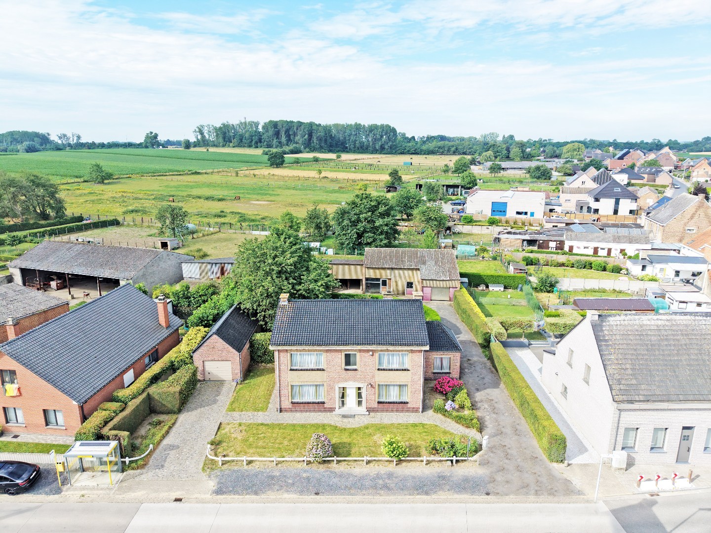 Ruime sixties villa met vergunde loodsen (350m²) te Vlierzele - foto 1