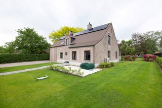 This beautiful home in Wortel has recently been renovated in 2022 and offers everything you need for a comfortable and carefree life. With 4...