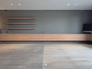 <p><span>ANTWERPEN </span><span>- Ben je op zoek naar een goed gelegen appartement met prachtig waterzicht en zicht op het MAS ? Kijk dan snel even verder.</span></p><p><span>Enkele troeven op een rij</span><span>:</span></p><ul><li><span>Uniek uitzicht op het Bonapartedok en het MAS</span></li><li><span>Ruim appartement (125 m²)</span></li><li><span>Op minder dan 10 minuten wandelen sta je in het (winkel)centrum van de stad.</span></li><li><span>Engergiezuinig (EPC A)</span></li><li><span>Ondergrondse parkeerplaats (met autolift)</span></li></ul><p><span> </span></p><p><span>Het appartement bevindt zich op de tweede verdieping van een verzorgd gebouw en is bereikbaar met de lift of via de trap.</span></p><p><span> </span></p><p><span>De indeling is als volgt:</span></p><p><span><br /></span><span>Via de inkomhal (met ingemaakte vestiairekast) kom je in de ruime leefruimte met open keuken. </span></p><p><span>De keuken is uitgerust met kwalitatieve Miele-toestellen en sluit rechtstreeks aan op de praktische berging (aansluitingen voor wasmachine en droogkast). </span></p><p><span>Op het terras aan de voorzijde geniet je van één van de meest unieke uitzichten van Antwerpen.</span></p><p><span>Verder beschikt het appartement over een gastentoilet met handenwasser in de inkomhal.</span></p><p><span>Achteraan bevindt zich één ruime slaapkamer, met dressing en rechtstreekse toegang tot de badkamer. Deze is ingericht met zowel een douche als een ligbad.</span></p><p><span>De tweede kamer is voorzien van maatwerk met ingewerkt logeerbed. Ideaal voor een bureelruimte.</span></p><p><span>Het appartement is afgewerkt met een stijlvolle parketvloer en kwalitatieve materialen, wat zorgt voor een aangenaam en verzorgd geheel.</span></p><p><span>Tot slot beschikt het appartement over een privatieve kelderberging en een autostaanplaats in de ondergrondse verdieping.</span></p><p><span> </span></p><p><span>Onmiddellijk </span><span>beschikbaar</span></p><p><span>Huurprijs</span><span>: € 1.800 (inclusief ondergrondse autostaanplaats) + € 200 algemene onkosten</span></p><p><span>EGW apart</span></p><p><span>EPC</span><span>: 91</span></p><p><span> </span></p><p><span>Interesse in dit pareltje? Vraag dan snel je bezoek aan via onze website!</span></p>