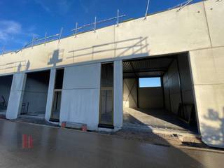 Nieuwbouw KMO-unit met een oppervlakte van +/- 164 m² en 1 privatieve parkeerplaats te koop. Fantastisch gelegen langs de Kwadestraat in de schaduw van het Westwing Park.<br /><br />Het<strong> casco magazijn </strong>is opgebouwd uit een staalconstructie met een buitenschil bestaande uit een combinatie van geïsoleerde betonpanelen en sandwichpanelen. De loods, brandklasse B, heeft een vrije hoogte van +/- 6 meter en is toegankelijk via een automatische sectionale poort (al dan niet met een aparte toegangsdeur en glaspartij). Sommige units zijn voorzien van een lichtstraat.<br /><br />De unit maakt deel uit van het bedrijvenpark "<strong>Hexahub</strong>" (fase I) bestaande uit 28 KMO-units van 126 m² tot 306 m² (samenvoegbaar tot grotere oppervlaktes) dat ondernemen combineert met een knappe architectuur. De strategische ligging, pal in het hart van ondernemend Roeselare, aan afrit Rumbeke, AZ Delta en Westwing Park, zorgt voor een vlotte bereikbaarheid en biedt een uitstekende uitvalsbasis voor de hele regio.<br /><br />Ruime parkeer- en manoeuvreerruimte voorzien op het terrein. Voorziene oplevering fase I : Q4-2025 / fase II : Q4 2026.<br /><br />Contacteer <strong>PANORAMA B2B</strong> voor bijkomende inlichtingen, plannen of een vrijblijvend plaatsbezoek <strong>0476 215 115</strong>.