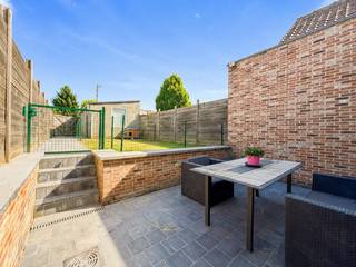 ENERGIEZUINIGE GEZINSWONING met 3 SLAAPKAMERS, APARTE GARAGE en TOEGANG ACHTERAAN, rustig gelegen in een VERKEERSLUWE STRAAT in Kluisbergen. De woning werd in 2011 VOLLEDIG GERENOVEERD en beschikt over een GUNSTIG EPC-LABEL B. De OPEN INDELING, grote ramen en koepels zorgen voor veel LICHTINVAL en een ruimtelijk gevoel. Op het gelijkvloers vindt u de leefruimte met ingerichte OPEN KEUKEN, berging/wasplaats en kelder. De verdiepingen omvatten 3 SLAAPKAMERS, waarvan één met dressing, een ingerichte badkamer en ingemaakte kasten. Buiten geniet u van een TERRAS en ONDERHOUDSVRIENDELIJKE TUIN. Grote troef is de APARTE GARAGE, vlot bereikbaar via de TOEGANG ACHTERAAN. Winkels, scholen en openbaar vervoer bevinden zich bovendien op WANDELAFSTAND. Een INSTAPKLARE, ENERGIEZUINIGE WONING met extra PARKEERGEMAK op een RUSTIGE LIGGING.<br /><br />Adres: Berchemstraat 92 te Kluisbergen<br /><br />EPC: 131kWh/m², G-score en P-score A, Bestuursmaatregelen in het maatregelenregister: neen.