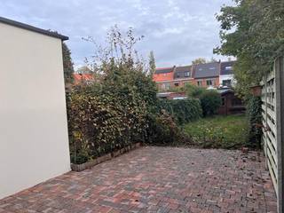 Deze comfortabele woning met energiescore B wordt snel een knusse thuis voor wie centraal doch rustig wil wonen in Brasschaat. Op wandelafstand van winkels, diensten, scholen, ... maar ook van het prachtige gemeentelijke park met sportfaciliteiten en het groene Peerdsbos met tal van ontspanningsmogelijkheden. Gelijkvloers vinden we naast de inkomhal, een woonkamer met open trap, keuken en badkamer. Vanuit de keuken toegang naar groot terras en mooie tuin met tuinberging. Op de eerste verdieping vinden we 2 ruime slaapkamers en hogerop een zeer ruime zolderberging met veluxraam, bereikbaar via uitschuiftrap. De woning is deels onderkelderd. Centrale verwarming d.m.v. cvketel op gas (hoogrendementsketel) en radiatoren, dubbele beglazing (achteraan boven rolluiken), recente muurisolatie achteraan en vernieuwde dakbekleding. De woning is asbestveilig. Voor verdere informatie of plaatsbezoek info@batimmo-vastgoed.be of 0473/45.77.37.
