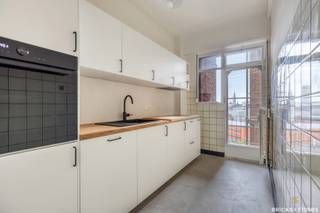 Located on the 8th floor of a well-maintained building on Frankrijklei, this bright apartment enjoys a highly central location. Shops, restaurants...