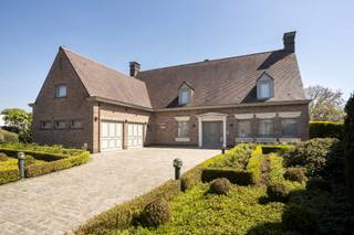 TE KOOP NINOVEDroomt u van rust, ruimte én luxe? Dan is deze prachtige villawoning met eigen boomgaard en adembenemend uitzicht over de Dendervallei...