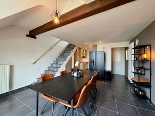 In het charmante Bassevelde vinden we dit centraal gelegen duplexappartement, vlak bij alle belangrijke voorzieningen zoals winkels, scholen...