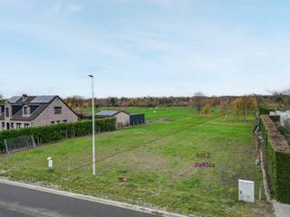 <p>Ontdek deze prachtige bouwgrond aan de Weg naar de Grauwe Steen, ideaal voor wie ruim, rustig en groen wil wonen. Lot 2 beschikt over een noordwestelijke oriëntatie en een P-score A, de meest gunstige score op de waterkaart.</p>
<p>Het perceel is perfect geschikt voor een ruime open bebouwing. Je kan bouwen met een bouwbreedte van 8,8 m en een diepte van 17 m op het gelijkvloers. Op de verdieping is 12 m diepte toegestaan. Zowel een plat als hellend dak behoort tot de mogelijkheden. Je bent bovendien niet verplicht het maximale bouwvolume te benutten – creativiteit is welkom!</p>
<p>Achter het perceel liggen twee weides (lot 3 en lot 4) die optioneel kunnen worden mee aangekocht.</p>
<ul>
<li>
<p>Aankoop lot 4: 10a56ca extra perceel</p>
</li>
<li>
<p>Aankoop lot 3 + lot 4: 21a10ca extra perceel</p>
</li>
</ul>
<p>Een unieke kans voor dierenliefhebbers, tuinliefhebbers of rustzoekers die dromen van extra buitenruimte.</p>
<p>De omgeving biedt tal van wandel- en fietsroutes, met o.a. de Zolderse Mijnterril op wandelafstand. Het perceel maakt deel uit van een verzorgde verkaveling en biedt een prachtig, open uitzicht op het achterliggende landschap. Scholen, winkels en andere faciliteiten in de buurt.</p>
<p>Interesse?<br />Contacteer Sabine: T 0485 47 99 71 of sabine.janssens@living-stone.be. <br /><br /></p>