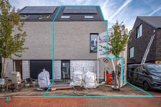 Rustig gelegen, op wandel- en fietsafstand van winkels, gemeenteschool, openbaar vervoer<br />De woning wordt voor het eerst verhuurd. De laatste afwerkingen worden uitgevoerd.<br /><br /><span><strong>Indeling:</strong></span><br /><span>Gelijkvloers</span>: inkomhal, wc, grote open leefruimte met ingerichte keuken en groot schuifraam naar terras en tuin, bureau/speelkamer, inpandige garage;<br /><span>Eerste verdieping</span>: nachthal, 2 slaapkamers, badkamer met ligbad&douche, wc , wasplaats; <br /><span>Tweede verdieping</span>: nachthal, 2 slaapkamers, doucheruimte, technische ruimte;<br />De woning is volledig onderkelderd, voorzien van terras en tuin.<br /><br />EPC in aanvraag. Beschikbaar vanaf 1 januari 2026.