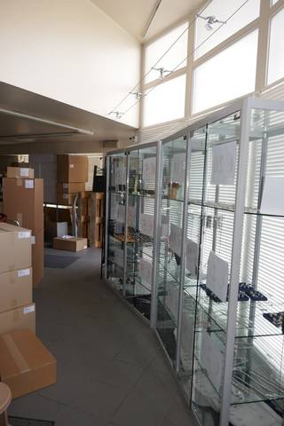 Met een gevelbreedte van 12 meter valt dit winkelpand héél mooi op, het is gelegen in het toeristisch deel van Brugge centrum:...