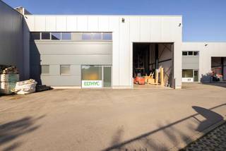 Gunstig gelegen, recente KMO-unit van 672 m² te Vorselaar!Deze recente KMO-unit wordt momenteel gebruikt als opslagruimte maar kan ingericht worden...