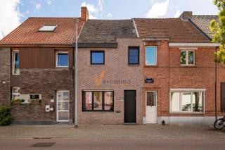 <p><span>Deze ruime woning biedt een uitzonderlijk woonvolume en tal van mogelijkheden. De woning beschikt momenteel over </span><span>vier volwaardige slaapkamers</span><span>, afhankelijk van de noden van de toekomstige eigenaar. De woning is bovendien voorzien van een </span><span>leuke, privatieve en zonnige tuin</span><span>, wat het wooncomfort aanzienlijk verhoogt. </span></p><p><span>Via de wasruimte is er een </span><span>rechtstreekse verbinding met de stockageruimte van +/- 75m²</span><span> ze geeft uit tot de tuin.</span></p><p><span>Indeling</span></p><p><span>De woning beschikt over een </span><span>ruime inkomhal van ca. 19,5 m² (ideaal voor brommer en fietsen)</span><span> met gastentoilet. Aansluitend bevindt zich een centrale hal met toegang tot de kelder.</span></p><p><span>De </span><span>ruime woonkamer van ca. 45 m²</span><span> staat in verbinding met de </span><span>keuken van ca. 15 m²</span><span>, wat zorgt voor een aangename en functionele leefruimte. Trap naar de eerste verdieping waar er </span><span>2 slaapkamers </span><span>zijn.</span></p><p><span>In het achterste gedeelte van de woning bevinden zich:</span></p><ul><li><span>een </span><span>volledig gerenoveerde badkamer</span></li><li><span>Een </span><span>polyvalente ruimte van ca. 30 m²</span><span> in te delen als slaapkamer of tv ruimte/kantoor.</span></li><li><span>een </span><span>ruime wasplaats/berging </span></li><li><span>een slaapkamer met ingebouwde kasten</span></li><li><span> </span></li></ul><p><span>De polyvalente ruimte geeft via een groot schuifraam toegang tot de </span><span>tuin van 145 m²</span><span>, wat zorgt voor een aangename verbinding tussen binnen- en buitenruimte.</span></p><p><span>Pluspunten</span></p><ul><li><span>Uniek en ruim woonvolume, aangename zuidtuin</span></li><li><span>Flexibele indeling met mogelijkheid tot </span><span>4de slaapkamer</span></li><li><span>Nieuwe ramen, electrische zonnetent, pelletkachel, electriciteit conform</span></li><li><span>Gelegen in een </span><span>leuke en rustige buurt in het centrum</span></li></ul><p><span> </span></p><p><span>*De vermelde bewoonbare oppervlakte is gebaseerd op de bruikbare vloeroppervlakte zoals vermeld in het EPC-verslag.</span></p><p><span> </span></p>