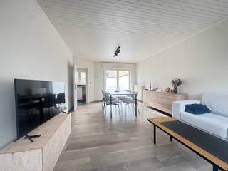 <strong>Wevelgem - Instapklare woning met garage en 3 slaapkamers te koop.</strong><br /><br />Wie op zoek is naar een woning waar comfort en praktisch gemak hand in hand gaan, is hier aan het juiste adres. Gelegen op een uitstekende locatie, combineert deze lichtrijke woning een warme uitstraling met hedendaags wooncomfort.<br /><br />De ruime leefruimte baadt in natuurlijk licht en nodigt meteen uit om te ontspannen.<br />Dankzij de vernieuwde badkamer en de efficiënte condensatieketel hoeft u zich geen zorgen te maken over de eerste jaren - alles is klaar voor gebruik.<br />Bovendien bewijst het gunstige EPC-label dat wonen hier ook energiezuinig en betaalbaar is. De garage vormt de kers op de taart: veilig parkeren of extra opbergruimte, precies zoals u het wenst.<br /><br />Een woning die u gewoonweg moet gezien hebben.<br /><br /><strong>Indeling:</strong><br />Inkomhal, afzonderlijk toilet, badkamer, wasplaats, keuken en woonruimte<br /><u>1ste verdieping:</u> 2 slaapkamers, zolderruimte<br /><u>Extra:</u> garage en zonnig terras<br /><br /><strong>Troeven:</strong><br />+ Gunstige ligging<br />+ Veel natuurlijk licht<br />+ Energiezuinig<br />+ Voldoende bergruimte<br />+ Ruime leefruimte<br /><br />Interesse? Neem vandaag nog contact op voor een bezichtiging!