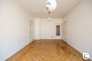 <p><span>For those looking for a cozy home in a prime location, this lovely 61-square-meter apartment is the perfect choice. This apartment, which is in need of renovation, offers a blank canvas that can be transformed into a modern and comfortable home. In short, it’s an ideal pied-à-terre with unlimited potential in the heart of this dynamic city.</span></p><p><span> </span></p><p><span>We enter through a separate entryway featuring a built-in coat closet.</span></p><p><span> </span></p><p><span>The spacious living room features large windows that let in plenty of natural light and offer a pleasant view of the stately courthouse across the street. The original checkerboard parquet flooring gives the room a warm, inviting feel.</span></p><p><span>The adjacent kitchen has a functional layout and includes all necessary plumbing and electrical connections. There is also an additional cabinet here for practical storage. </span></p><p><span> </span></p><p><span>On the other side of the living room is a spacious bedroom, also featuring the same characterful checkerboard parquet. This room also opens onto a cozy balcony. </span></p><p><span> </span></p><p><span>The bathroom is also a good size. All plumbing fixtures are in place, making it easy to equip this space with all modern conveniences.</span></p><p><span> </span></p><p><span>Highlights</span></p><ul><li><span>Spacious living area</span></li><li><span>Separate entry hall</span></li><li><span>Excellent location</span></li><li><span>Parquet flooring in the living room and bedroom</span></li></ul>