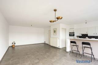 Bent u op zoek naar een instapklaar en verzorgd appartement op een centrale ligging in Aalst? Dan is dit appartement zeker een bezoek waard.<br /><br />EPC 91 kWh/m²jaar (Label A) / CV op aardgas / Dubbele beglazing / Elektriciteit conform / Lift aanwezig / Instapklaar en uitstekend onderhouden.<br /><br />Gelegen op de tweede verdieping van een verzorgd gebouw met lift, geniet u hier van alle comfort. Dankzij de gunstige ligging bevinden het bruisende stadscentrum, winkels, openbaar vervoer en het OLV Ziekenhuis zich op wandelafstand.<br /><br />Bij het binnenkomen wordt u verwelkomd in een lichtrijke leefruimte die naadloos overgaat in de moderne open keuken met aansluitende berging. De open indeling zorgt voor een ruimtelijk gevoel en maakt het appartement ideaal om gezellig te wonen en gasten te ontvangen.<br /><br />Verder beschikt het appartement over twee volwaardige slaapkamers, een verzorgde badkamer en een apart toilet. Ook een gemeenschappelijke fietsenberging is aanwezig.<br /><br />Het appartement verkeert in een uitstekende staat, waardoor u zonder zorgen meteen kunt verhuizen.<br /><br />Mogelijkheid tot aankoop van een afgesloten garagebox aan € 30.000.<br /><br />Op zoek naar een comfortabel, instapklaar appartement met lift op een uitstekende locatie? Maak dan snel een afspraak voor een bezoek.