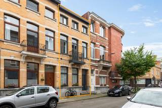 In de Berthoutstraat, één van de gezellige straten van Oud-Berchem, voelt het wonen als in een dorp midden in de stad. Tegels maken plaats voor groen, buren kennen elkaar bij naam, en toch is de bruisende Driekoningenstraat met haar winkels en terrasjes maar een steenworp ver. Hier, op deze rustige plek, staat een huis waar authentieke charme en eigentijds comfort elkaar de hand reiken.<br /><br />Het gelijkvloers verwelkomt met een ruime inkomhal. Het leefgedeelte, met ingemaakt bureau, glijdt moeiteloos over in de leefkeuken achteraan, waar het zicht op de stadstuin - zonder inkijk - voor een moment van rust zorgt. Een apart toilet maakt het plaatje compleet.<br /><br />Op de tussenverdieping vind je de badkamer met bad, douche en lavabomeubel, aangevuld met een tweede apart toilet. De eerste verdieping biedt twee slaapkamers, één vooraan en één achteraan. Op de tweede verdieping wachten nog twee slaapkamers, met een luik naar de stockagezolder.<br />De droge en bruikbare kelder is een mooie extra troef. En wie verder kijkt dan vandaag: zonnepanelen met thuisbatterij, groene daken en geluidwerend glas maken dit huis even comfortabel als toekomstgericht.<br />Een woning die karakter en buurtgevoel moeiteloos verenigt – instapklaar voor wie er zijn eigen hoofdstuk aan wil toevoegen<br /><br />Grote troeven zijn:<br />- toplocatie in Oud-Berchem<br />- EPC B<br />- AREI conform<br />- asbestveilig<br />- zonnepanelen met batterij<br />- Viessmann condensatieketel (2026)<br />- airco in de slaapkamers<br />- authentieke elementen<br />- karaktervolle gevel<br /><br />Interesse? Maak dan snel een afspraak via info@jamar.immo of ‭03 435 31 33‬.<br />Vg, Wg, Gmo, Gvo, geen overstromingsgevoelig gebied. Niet opgenomen in het maatregelenregister.