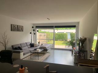 <p>Dit volledig afgewerkt en instapklaar tweeslaapkamer-appartement is gelegen op de gelijkvloerse verdieping van een kleinschalige residentie te Wondelgem.</p><p></p><p>De indeling van het appartement is als volgt: via de inkomhal heeft u toegang tot de lichtrijke leefruimte met open keuken incl. alle toestellen en een keukeneiland, berging/wasruimte, afzonderlijk toilet, de beide slaapkamers en de badkamer met inloopdouche en dubbele wastafel.</p><p>De zonnige achtertuin en voortuin maken het geheel af!</p><p>Parkeren kan in de voorziene garage.</p><p></p><p><strong>Maandelijkse kosten: €50/maand</strong>.</p><p>Beschikbaar vanaf 01/04/2026.</p>