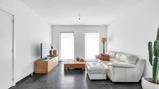 Exclusief wonen in het hart van Opgrimbie – ruimte, luxe en energiezuinigheid perfect gecombineerd<br /><br />In het charmante Opgrimbie, een geliefde deelgemeente van Maasmechelen, wacht deze prachtige woning aan de Weg naar Zutendaal 46A op haar nieuwe bewoners. Deze instapklare nieuwbouwwoning uit 2024 combineert ruimte, luxe en energiezuinigheid op een uitzonderlijke manier en vormt de ideale thuisbasis voor wie op zoek is naar modern wooncomfort op een toplocatie.<br /><br />Met een indrukwekkende bewoonbare oppervlakte van circa 200 m², vijf volwaardige slaapkamers, een volledig omheinde tuin en een uitstekende energieprestatie, biedt deze woning alles wat een modern gezin nodig heeft en meer.<br /><br />Vanaf het eerste ogenblik valt de hoogwaardige afwerking op. De woning werd volledig bekleed met elegante blauwe natuursteen, wat zorgt voor een tijdloze en luxueuze uitstraling. De lichtrijke leefruimte vormt samen met de open keuken het kloppend hart van de woning, waar gezelligheid en functionaliteit naadloos in elkaar overvloeien. Het ruime keukeneiland kijkt uit op de tuin en maakt koken tot een echte beleving. De keuken is uitgerust met kwalitatieve toestellen zoals een combi-oven met touchscreen, een inductiekookplaat met wifi, een Quooker-kraan en een geïntegreerde vaatwasser.<br /><br />De badkamer straalt pure luxe en verfijning uit. Deze werd stijlvol afgewerkt met een marmeren wand en beschikt over een exclusieve stenen badkuip, een royale inloopdouche en een dubbele wastafel. Een harmonieuze ruimte waar design en comfort samenkomen en waar dagelijks rust en welzijn centraal staan.<br /><br />Met vijf ruime slaapkamers is er meer dan voldoende plaats voor een groot gezin, een thuiskantoor of hobbyruimte. Daarnaast is er een praktische zolder aanwezig, bereikbaar via een vlizotrap, ideaal als extra bergruimte.<br /><br />Wat deze woning echt onderscheidt, zijn de uitzonderlijke energieprestaties. Met een EPC-label A+ geniet u van een zeer laag energieverbruik en bijgevolg van aanzienlijk lagere energiekosten. De woning is voorzien van een moderne warmtepomp, 15 zonnepanelen en vloerverwarming over de volledige oppervlakte. Dit zorgt voor een gelijkmatige en aangename warmte zonder radiatoren.<br /><br />Het systeem biedt bovendien extra comfort doordat de vloerverwarming ook kan koelen tijdens warme zomerdagen. Zo blijft het binnenklimaat het hele jaar door perfect in balans. De combinatie van warmtepomp, zonnepanelen en vloerverwarming met koeloptie staat garant voor maximaal comfort, een duurzaam karakter en bijzonder lage energiekosten.<br /><br />Voor veiligheid en gemoedsrust zijn er camera’s rond de woning geïnstalleerd. Verder is er een regenwaterput van 10.000 liter voorzien, wat zowel ecologisch als economisch interessant is. De bekabeling voor een laadpaal voor een elektrische wagen en een toekomstige elektrische toegangspoort is reeds aanwezig, waardoor de woning volledig futureproof is.<br /><br />De volledig omheinde tuin van 3 are 80 centiare biedt een veilige en aangename buitenruimte waar kinderen vrij kunnen spelen en waar u in alle privacy kunt genieten van zonnige dagen en gezellige avonden met familie en vrienden. Dit maakt de woning ideaal voor gezinnen die op zoek zijn naar ruimte, rust en veiligheid.<br /><br />De ligging is een grote troef. Opgrimbie staat bekend om zijn aangename dorpssfeer en uitstekende voorzieningen. Winkels, supermarkten, scholen, sportfaciliteiten en openbaar vervoer bevinden zich allemaal in de directe omgeving. Dankzij de vlotte verbinding met de autosnelweg zijn steden zoals Genk, Hasselt en Maastricht snel bereikbaar.<br /><br />Voor liefhebbers van gastronomie is er een ruim aanbod aan restaurants, brasserieën en culinaire adressen in de buurt. Of u nu zin hebt in een gezellige lunch, een uitgebreid diner of een gastronomische avond, de regio biedt voor elk moment een passende plek.<br />Shopliefhebbers komen hier volledig aan hun trekken. Op korte afstand ligt het bekende Maasmechelen Village, een internationale shoppingbestemming met meer dan honderd premium- en luxemerken, aangevuld met gezellige horeca en terrassen.<br /><br />De centrale ligging maakt de woning bovendien bijzonder interessant voor frequente reizigers. Internationale luchthavens zoals Brussels Airport, Cologne Bonn Airport en Düsseldorf Airport zijn vlot bereikbaar, wat zorgt voor uitstekende connecties met Europa en daarbuiten.<br />Deze recente nieuwbouwwoning geniet daarnaast nog drie jaar vrijstelling van kadastraal inkomen, wat een mooi financieel voordeel oplevert bovenop de lage energiekosten.<br /><br />Samengevat biedt deze woning een uitzonderlijke combinatie van ruimte, luxe, energiezuinigheid en een uitstekende ligging. Een doordacht ontworpen gezinswoning waar comfort, duurzaamheid en kwaliteit centraal staan. Een unieke kans voor wie op zoek is naar een stijlvolle, ruime en zorgeloze thuis in Opgrimbie.<br /><br />Wens jij deze parel te bezichtigen? Aarzel niet en neem contact met ons op, we staan voor je klaar!<br />Tel.: 0032 497 84 48 80<br />E-mail: info@caenenvastgoed.be<br /><br />Tot binnenkort!<br /><br />