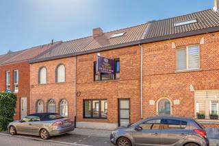 <p><span>This recently renovated home is located on a quiet, tree-lined one-way street (30-zone), with the public Borgersteinpark at its end. The very favorable EPC score of 64 kWh/m²/year (Label A) was achieved by installing thick layers of insulation, radiant floor heating, a condensing boiler, 6 solar panels, and new PVC windows. All walls have already been painted white. In terms of luxury and comfort, highlights include a metal door with glass (living room), profiled overlay doors, LED ceiling spotlights, a coat closet, electric roller shutters, and a Bora cooktop. The large living room, with its open kitchen and dining area, is completely open-concept. The custom kitchen, featuring wood cabinet fronts and an island (with seating), is equipped with Bosch appliances: a large freezer, a large refrigerator, a combi-oven, a microwave, and a dishwasher. The beautiful Bora induction cooktop with integrated range hood costs approximately €4,000. Through the sliding window, you look out onto a fenced-in lawn with a patio (outdoor faucet) and enjoy privacy and a view of the neighbors’ palm trees. The storage/laundry room is separated from the toilet area—which features a vanity unit and a wall-mounted toilet—by a partition. The bathroom has space for a double vanity with wooden fronts, a mirror with integrated lighting, a tall cabinet (black interior), a decorative radiator, and a walk-in shower with a glass wall. The two large rooms on the first floor are complemented by a third bedroom (with two Velux windows), which</span><span> occupies</span><span>the entire</span><span><sup>second</sup></span><span> floor under the new roof and is enclosed at the bottom of the stairs by a sliding glass door.</span></p><p><span> </span></p>