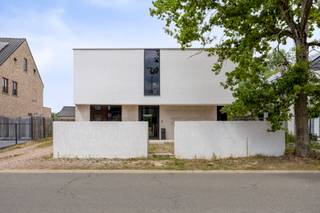 Moderne nieuwbouw villa met strak design ZONDER BTW – nog verder af te werken naar eigen smaak!Ontdek deze prachtige moderne villa in een rustige,...