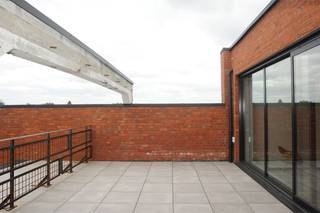 Uniek wonen in alle comfort en privacy.Ruime loft met grote leefruimte, volledig ingerichte keuken, berging, groot terras met overdekt gedeelte...