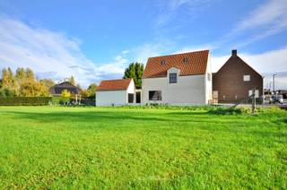 Op wandelafstand van de dorpskern van Anzegem vinden we deze volledig gerenoveerde woning, ideaal gelegen met alle voorzieningen binnen...